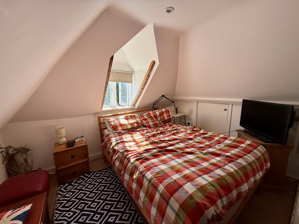 Lot: 88 - PERIOD FREEHOLD DOUBLE-FRONTED SHOP AND FLAT IN POPULAR VILLAGE LOCATION - Flat bedroom